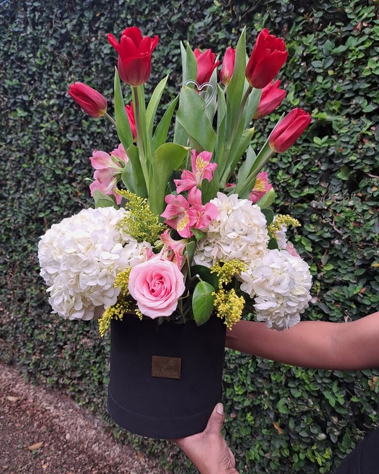 Caja floral rosa con rosas