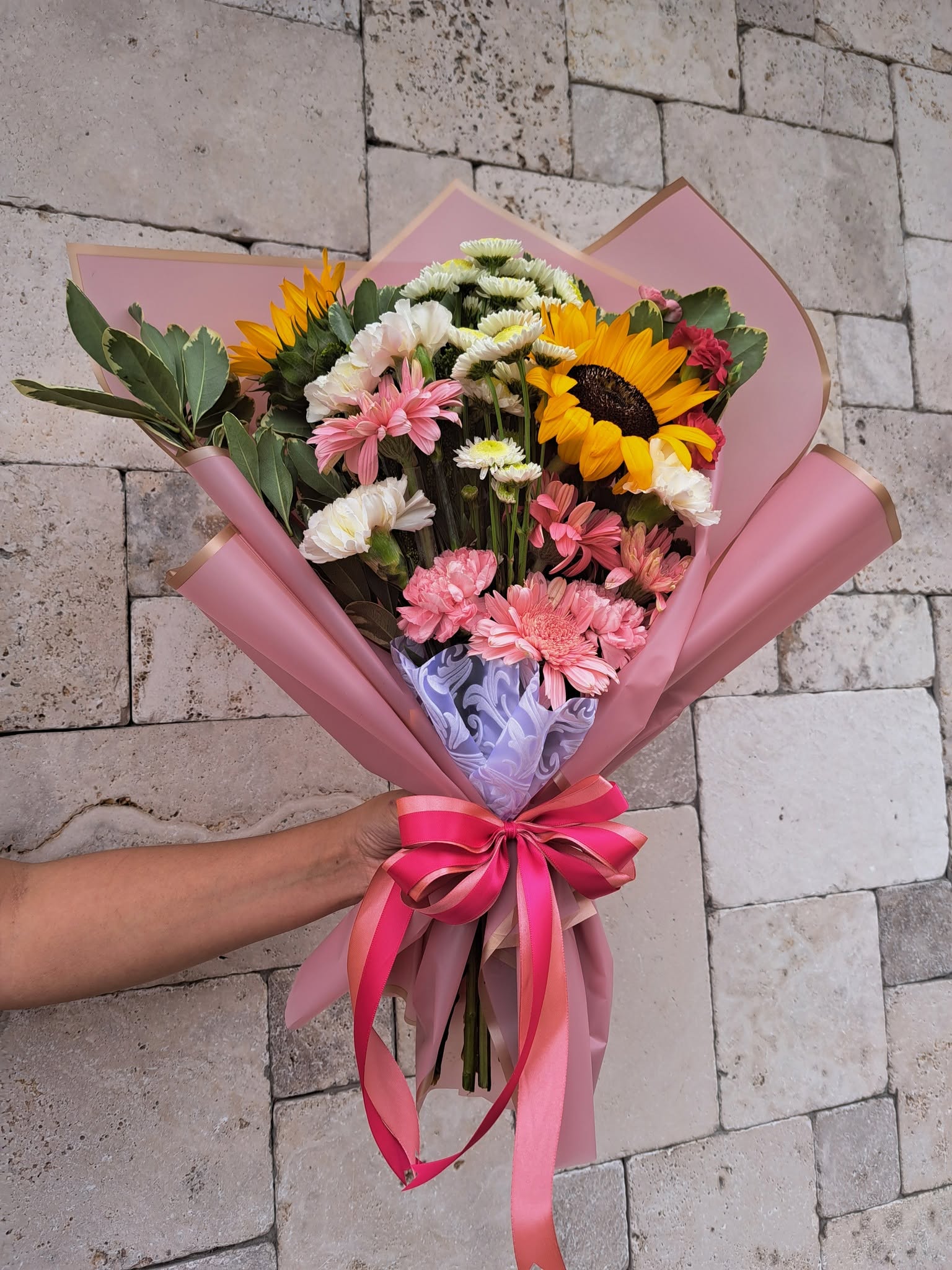 Ramo de rosas rosadas y rojas románticas